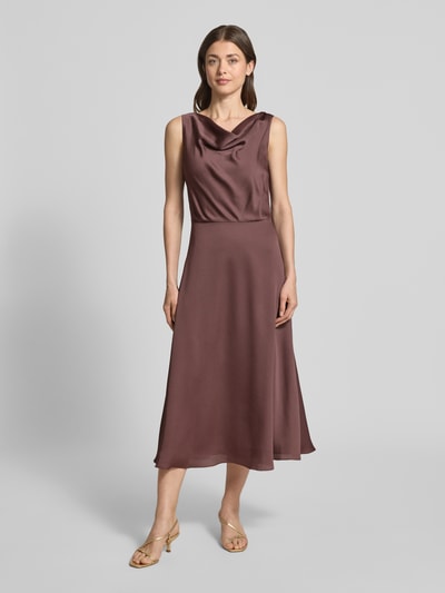 Frauenmodel trägt Cocktailkleid mit Wasserfall-Ausschnitt von Swing aus fließendem Satin in A-Linie, Midikleid, Rückenlänge 122 cm, Brustweite 34 cm, Ganzkörperansicht von vorne.