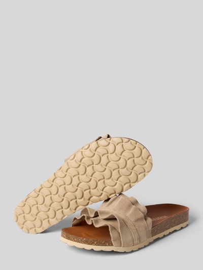 Produktfoto, Slipper aus echtem Leder Modell 'Rocio' von Verbenas für Damen mit Rüschenbesatz, abgerundeter Passform und profilierter Sohle, offene Ferse, Absatzhöhe 3 cm bei Größe 40, beige Farbtöne, strukturierte Sohle, Materialmix matt und glatt.