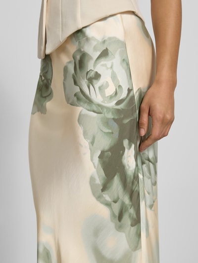 Frauenmodel trägt Maxikleid aus reiner Viskose Modell 'Aninda' von mbyM mit floraler Allover-Print, körpernahe Passform, Nahaufnahme Oberkörper.