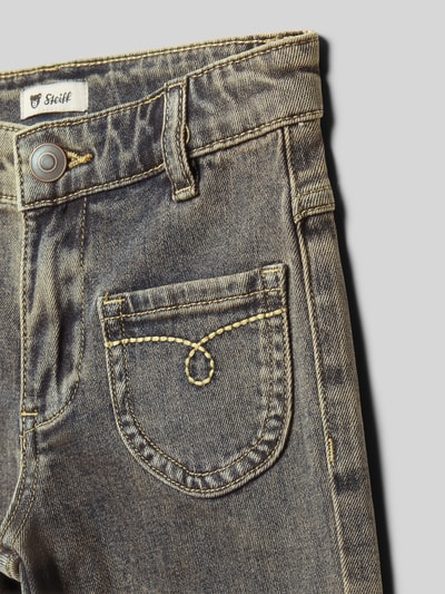 Produktfoto, Straight Fit Jeans mit aufgesetzten Taschen von Steiff, elastischer Baumwoll-Mix, sichtbare Nahtdetails, strukturierte Denim-Optik