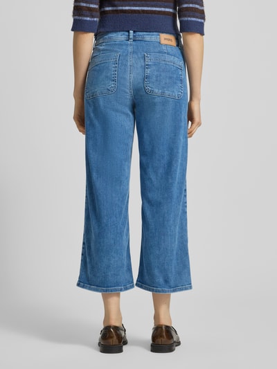 Vrouwenmodel draagt Jeans in verkorte pasvorm model 'LINN' van Angels, katoenmix met stretch, steekzakken, verkort, ganzekörperaanzicht rugzijde.