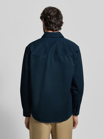 Männermodel trägt Relaxed Fit Hemdjacke aus pure katoen Modell 'H-OWEN-K-2PP-261' van BOSS in effen donkerblauw, rugpas, borstzak, manchetten, eenrijige knopen, overhemdkraag, rugaanzicht volledig lichaam.