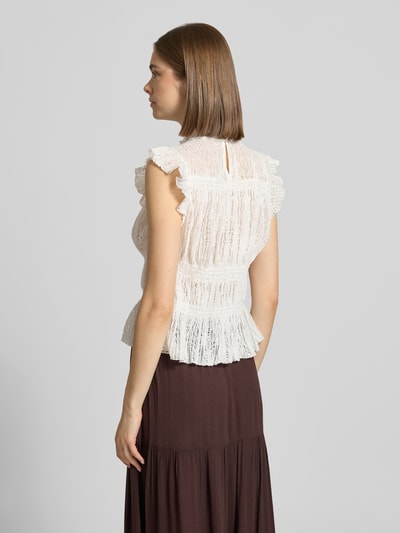 Frauenmodel trägt Slim Fit Blusentop mit Rüschenkragen Modell 'SHAILA' von Only, Optik: Unifarben, Materialverarbeitung: Häkel, Ganzkörperansicht Rückansicht.