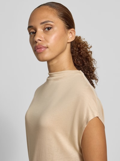 Vrouwenmodel draagt Regular Fit Bluse aus Lyocell-Mix van comma in beige met kapmouwen, mix van katoen en lyocell, nahaufnahme bovenlichaam.