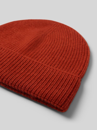 Produktfoto, Strickmütze aus reinem Kaschmir mit breitem Umschlag von Christian Berg Woman, rötlich, feine Rippenstruktur, glatte Textur.