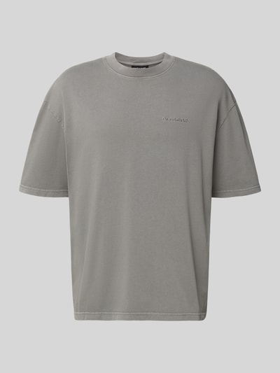 Produktfoto, Oversized T-Shirt mit Label-Stitching von Pegador in Grau, reine Baumwolle, gerippter Rundhalsausschnitt, Rückenlänge 69 cm.