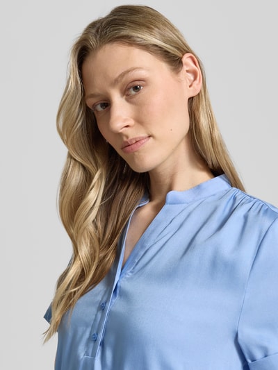 Frauenmodel trägt Midikleid aus Lyocell mit V-Ausschnitt von More & More in Hellblau, mit Stehkragen und Knopfleiste, Nahaufnahme Oberkörper.