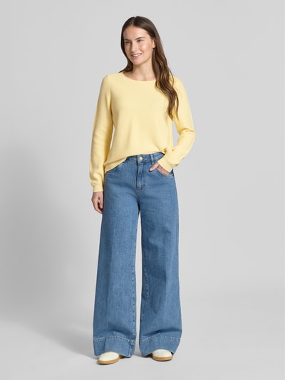 Vrouwenmodel draagt Regular Fit Pullover met structuurpatroon van Christian Berg Woman, gele kleur, zuiver katoen, ronde hals, elastische mouwboorden, geheelbeeld van voren.