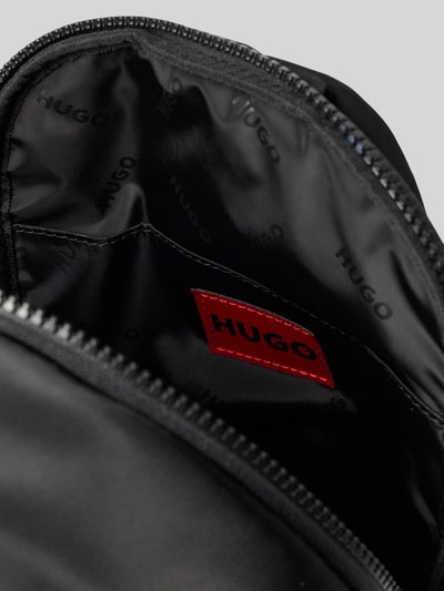 Produktfoto, torba na ramię Umhängetasche mit Label-Applikation Modell 'AYDEN_NEW_NS' von HUGO, efekt: jednolity kolor, główna przegroda, przegródka zapinana na zamek błyskawiczny, przegródka, aplikacja z metką, zamek błyskawiczny, pasek na ramię
