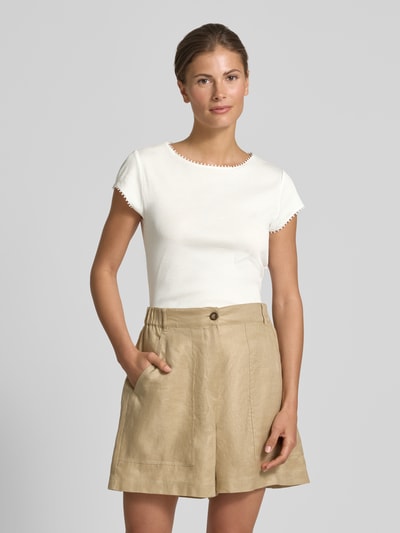Frauenmodel trägt T-Shirt mit Rundhalsausschnitt von comma in Weiß, Regular Fit, reine Baumwolle, Feinripp, Nahaufnahme Oberkörper.