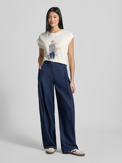 Frauenmodel trägt T-Shirt mit fixierten Ärmelumschlägen von Christian Berg Woman, reine Baumwolle, gerader Schnitt, Ganzkörperansicht von vorne.