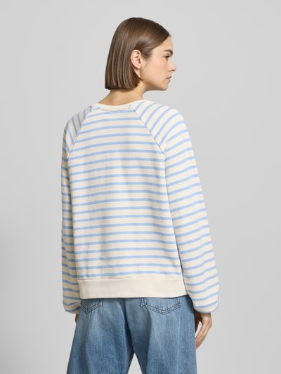 Frauenmodel trägt Oversized Sweatshirt aus Baumwoll-Mix Modell 'GRETA' von Pieces, Optik: Unifarben, Two-Tone, Muster: Gestreift, Label-Stitching-Applikation, Rundhals, Langarm, Rumpfabschluss gerippt, Materialverarbeitung: Webware, Farbe hellblau und weiß, Ganzkörperansicht Rückansicht.