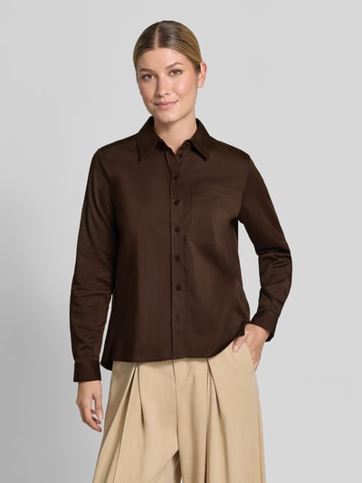 Frauenmodel trägt Regular Fit Hemdbluse aus Baumwoll-Mix von Milano Italy, braun, Hemdblusenkragen, Brusttasche, Ganzkörperansicht von vorne.