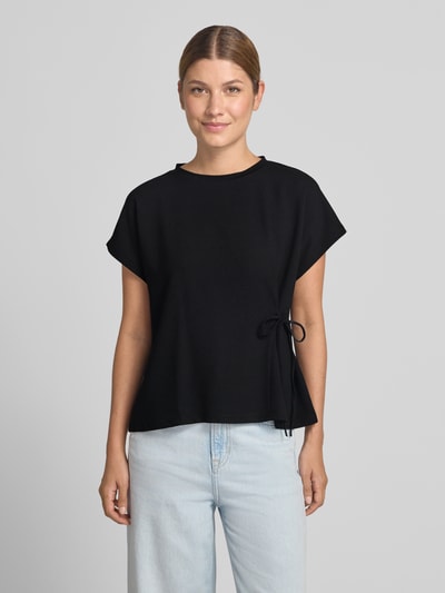 Frauenmodel trägt T-Shirt mit seitlicher Schnürung Modell 'Sifem' von OPUS, Schwarz, Rundhalsausschnitt, Regular Fit, Ganzkörperansicht von vorne. Viskose-Elasthan-Mix, Rückenlänge 54 cm bei Größe 36.