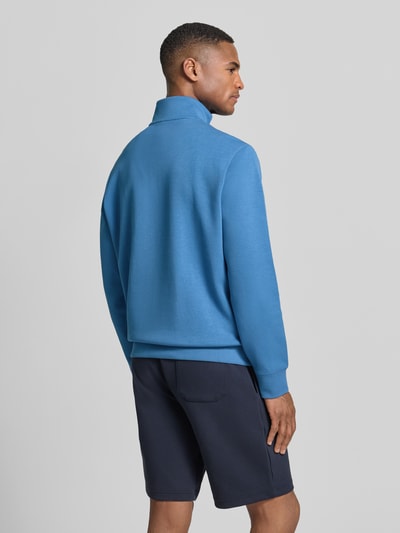 Männermodel trägt Regular Fit Sweatshirt aus bawełnianego miksu von Polo Ralph Lauren, efekt: jednolity kolor, wyhaftowane logo, troyer, długi rękaw, ganzkörperansicht rückansicht.