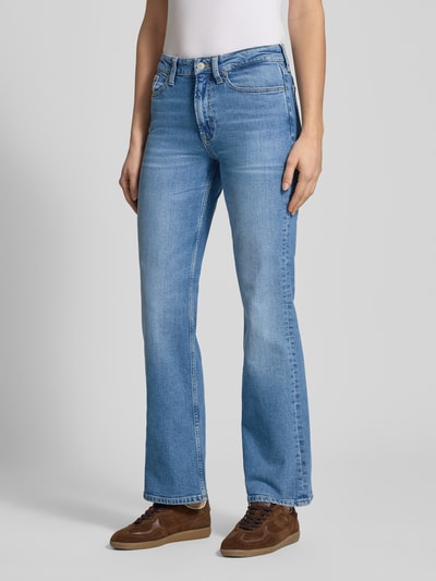 Frauenmodel trägt Regular Fit Bootcut Jeans aus Baumwoll-Mix Modell 'CLEO' von Tommy Jeans in Hellblau mit 5-Pocket-Design und Logo-Details, Ganzkörperansicht von vorne.