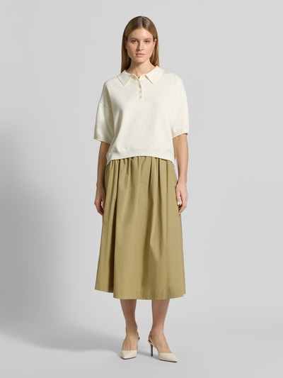 Frauenmodel trägt Midirock mit elastischem Bund Modell 'MEMORE' von Marella, A-Linie in Beige, Baumwoll-Mix, Ganzkörperansicht von vorne.