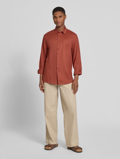 Männermodel trägt Slim Fit Freizeithemd aus Leinen-Baumwoll-Mix Modell 'RAMIS' von Drykorn in Two-Tone-Machart, Ganzkörperansicht von vorne. Rückenlänge bei Größe M: 80 cm, Schulterbreite bei Größe M: 46 cm, Ärmellänge bei Größe M: 66 cm.