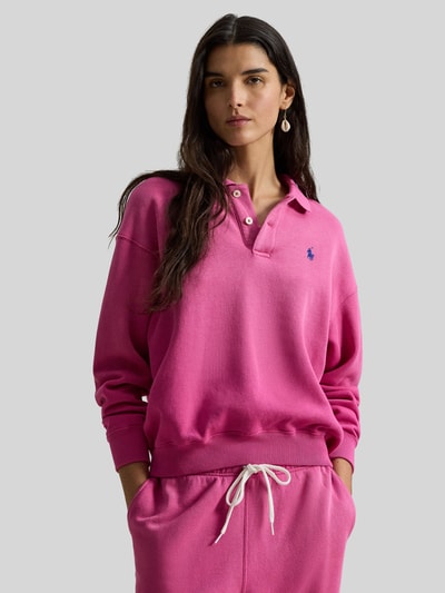 Frauenmodel trägt Regular Fit Sweatshirt aus Baumwoll-Mix von Polo Ralph Lauren in Uni Pink mit Logo-Stitching, Nahaufnahme Oberkörper.