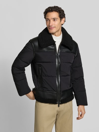 Männermodel trägt Steppjacke mit Zweiwege-Reißverschluss Modell 'FLINT' von khujo, Schwarz, Teddyfellkragen, Material-Mix, Nahaufnahme Oberkörper.