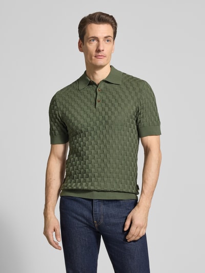 Männermodel trägt Slim Fit Poloshirt aus reiner Baumwolle Modell 'Heritage' von Matinique, grün kariertes Muster, Ganzkörperansicht von vorne. Herren Poloshirt mit Polokragen, gerippte Abschlüsse, Rückenlänge bei Größe M: 70 cm.