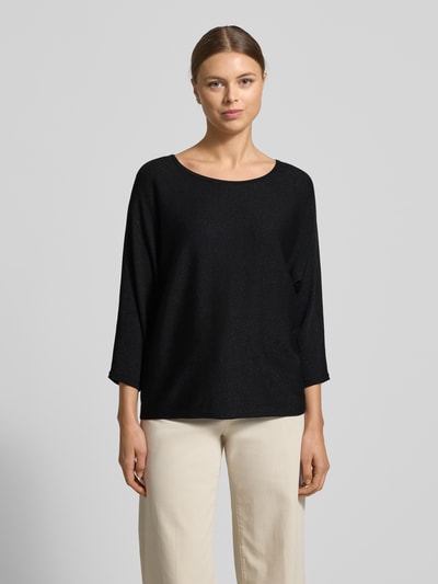 Frauenmodel trägt Relaxed Fit Pullover aus Viskose-Mix in Strick-Optik von comma, U-Boot-Ausschnitt, 3/4-Arm, Glitzer-Optik, Ganzkörperansicht von vorne.