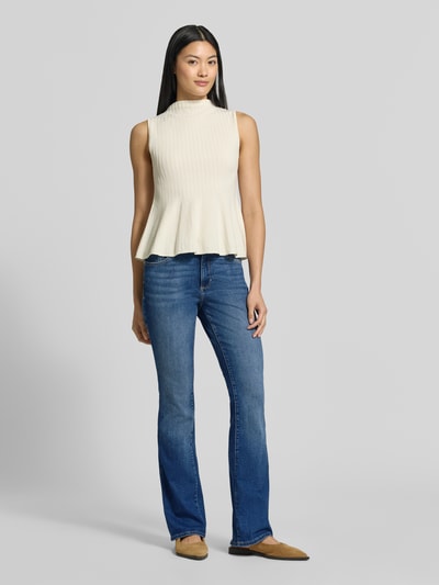 Vrouwenmodel draagt Slim Fit Bootcut-jeans uit katoenmix Modell 'BEVERLY' van s.Oliver RED LABEL in blauw, geheelvooraanzicht.