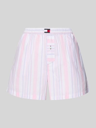 Produktfoto, Loose Fit Pyjama Shorts aus reiner Baumwolle von TOMMY HILFIGER mit Optik: Allover-Muster, gestreift, Logo-Patch, elastischem Bundabschluss, seitlichen Eingrifftaschen, Materialverarbeitung: Poplin, Farbe Weiß-Rosa, glatte Struktur.