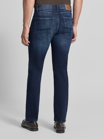 Männermodel trägt Comfort Fit Jeans mit Eingrifftaschen von Christian Berg Men, dunkler Blauton, Baumwoll-Mix, Ganzkörperansicht Rückansicht.
