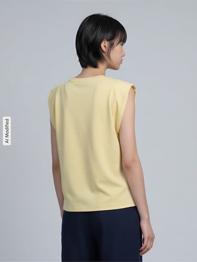 Frauenmodel trägt Top mit Rundhalsausschnitt und Kappärmeln von Jake*s Collection in Gelb, gerader Schnitt, Modal-Mix, Ganzkörperansicht Rückansicht.