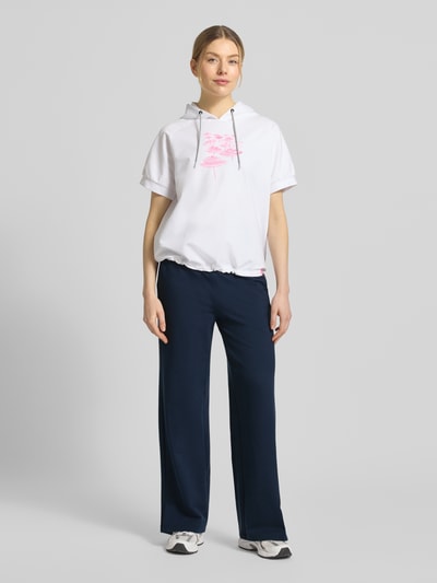 Frauenmodel trägt FIRE + ICE Hose mit elastischem Bund Modell 'ANNY' aus navy Baumwoll-Mix mit Stretch-Anteil, Wide-Leg-Pants, Ganzkörperansicht von vorne.