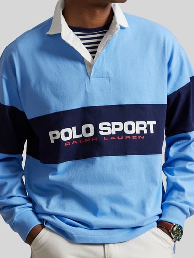 Männermodel trägt Regular Fit Poloshirt aus reiner Baumwolle von Polo Ralph Lauren, unifarben mehrfarbig, Nahaufnahme Oberkörper.