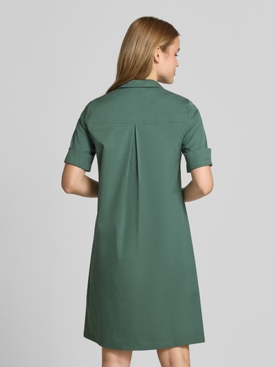 Frauenmodel trägt Hemdblusenkleid mit V-Ausschnitt von ROBE LÉGÈRE, Baumwoll-Mix, Gerader-Schnitt, Minikleid, Ganzkörperansicht Rückansicht.