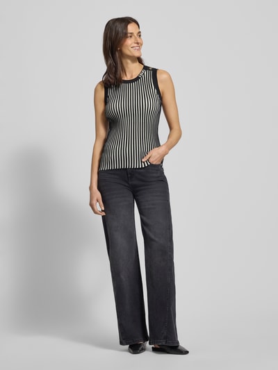 Frauenmodel trägt Stricktop aus Viskose-Mix mit Zierknöpfen von LIU JO SPORT, Slim-Fit, Ripp-Optik, Label-Detail, Ganzkörperansicht von vorne.