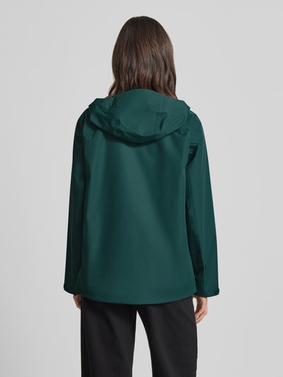 Frauenmodel trägt Regular Fit Jacke mit Logo-Print Modell 'Treeline' von PEAK PERFORMANCE in Dunkelgrün, glatte Textur, Ganzkörperansicht Rückansicht, Rückenlänge bei Größe S 71 cm, Schulterbreite 44 cm, Brustweite 53 cm, Ärmellänge 55 cm.