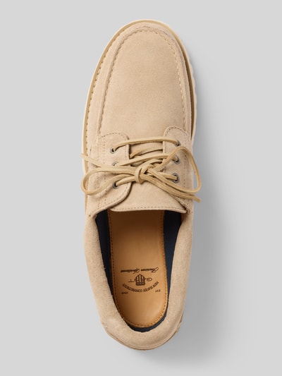Produktfoto, Bootsschuhe aus Leder mit profilierter Sohle von Gant in Beige, Abgerundete-Spitze, Schnürung, Modell 'Tratton', Absatzhöhe 3 cm, Schafthöhe 7 cm, Schaftweite 11 cm, strukturierte Textur, Einzelansicht.