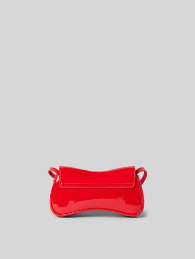 Produktfoto, Shoulder Bag mit Logo-Detail von Diesel in glänzendem Rot, glatte Oberfläche, schmaler Schulterriemen, kompakte rechteckige Form, Hauptfach mit Reißverschluss, Maße circa 17 x 12 x 7 cm.