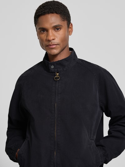 Mannelijk model draagt Regular Fit Bomberjacke aus reiner Baumwolle van Barbour in donkerblauw, zachte katoenstructuur, Nahaufnahme Oberkörper.