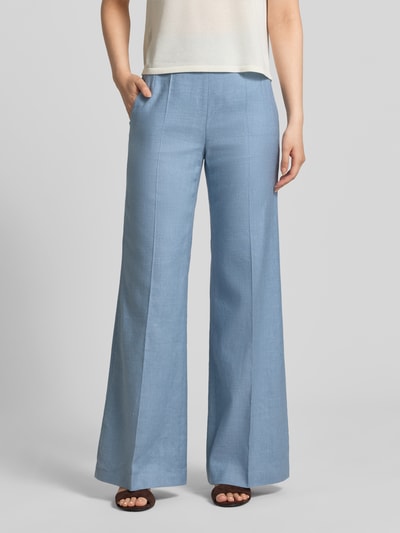 Frauenmodel trägt Slim Fit Marlenehose aus Leinen-Mix von Windsor in Hellblau, Bundfalten, Stretch-Anteil, seitlicher Reißverschluss, Nahaufnahme Unterkörper, Bundweite 37 cm, Innenbeinlänge 82 cm bei Größe 36.