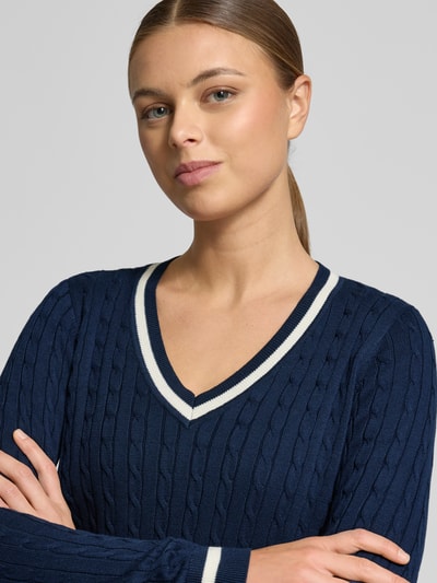 Vrouwenmodel draagt 'Slim Fit Longsleeve in Strick-Optik' van Christian Berg Woman, blauw met witte V-hals, katoenmix, Nahaufnahme bovenlichaam.
