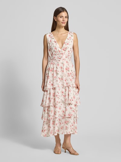 Frauenmodel trägt Cocktailkleid aus Viskose im Stufen-Look von GUIDO MARIA KRETSCHMER WOMAN, florales Muster, V-Ausschnitt, Ganzkörperansicht von vorne