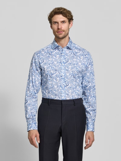 Männermodel trägt Comfort Fit Businesshemd aus reiner Baumwolle Modell 'New Kent' von OLYMP, Herren Businesshemd, Ganzkörperansicht von vorne.