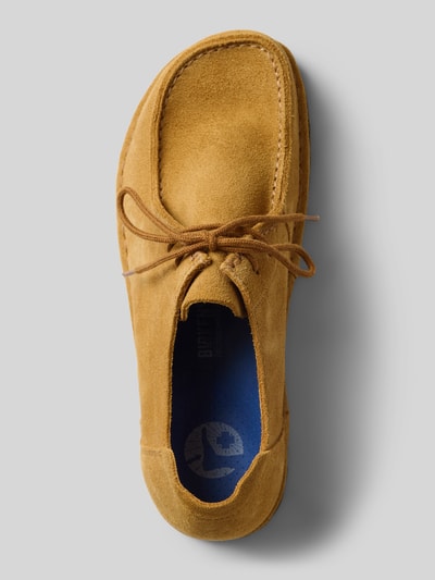 Produktfoto, Mokassins mit Schnürung Modell 'UTTI LACE' von Birkenstock in Braun, abgerundete Spitze, strukturierte Sohle, Wildleder-Textur