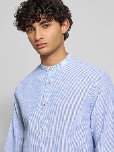 Männermodel trägt Regular Fit Freizeithemd aus Baumwoll-Leinen-Mix von Jack & Jones, feine blaue Streifen, Stehkragen, Nahaufnahme Oberkörper.