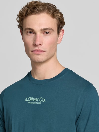 Männermodel trägt Regular Fit T-shirt aus reiner katoen von s.Oliver RED LABEL, look: effen, labelprint, ronde hals, korte mouw, Nahaufnahme Oberkörper.