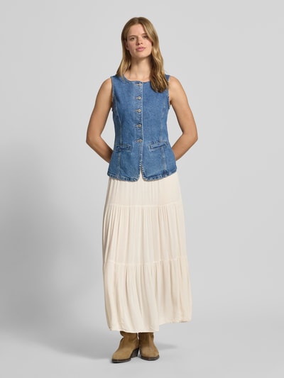 Frauenmodel trägt Ausgestellter Maxi-Rock aus reiner Viskose Modell 'MIKKA' von Only, unifarben, Crinkle-Optik, Volant-Details, Ganzkörperansicht von vorne.