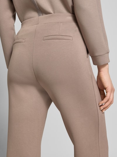 Frauenmodel trägt Stoffhose mit elastischem Bund von Betty Barclay, Viskose-Mix mit Stretch-Anteil, Label-Detail, Gesäßtaschen, Nahaufnahme Rückansicht.