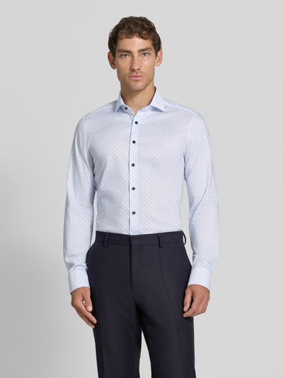 Männermodel trägt Body Fit Businesshemd aus Baumwoll-Mix von OLYMP, hellblau mit feinem Punktmuster, Ganzkörperansicht von vorne, Herren Businesshemd von OLYMP Level 5.