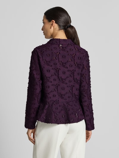 Frauenmodel trägt Regular Fit Hemdbluse mit Abdeckleiste von Rich & Royal in dunkellila mit floralem Lochmuster, langärmlig, Rückenansicht Ganzkörperaufnahme.