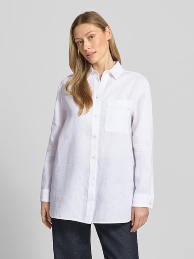 Frauenmodel trägt Regular Fit Leinenbluse mit Brusttasche Modell 'FILO' von MM by Max Mara, weiß, reine Leinen, Hemdblusenkragen, Knopfleiste, Ganzkörperansicht von vorne.